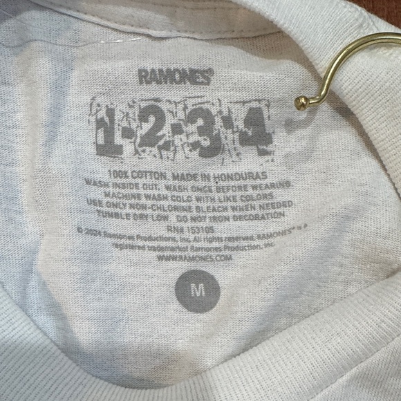NWOT Ramones Graphic Band Tee - Medium - Surfing Punk Rock Design - Picture 2 of 4